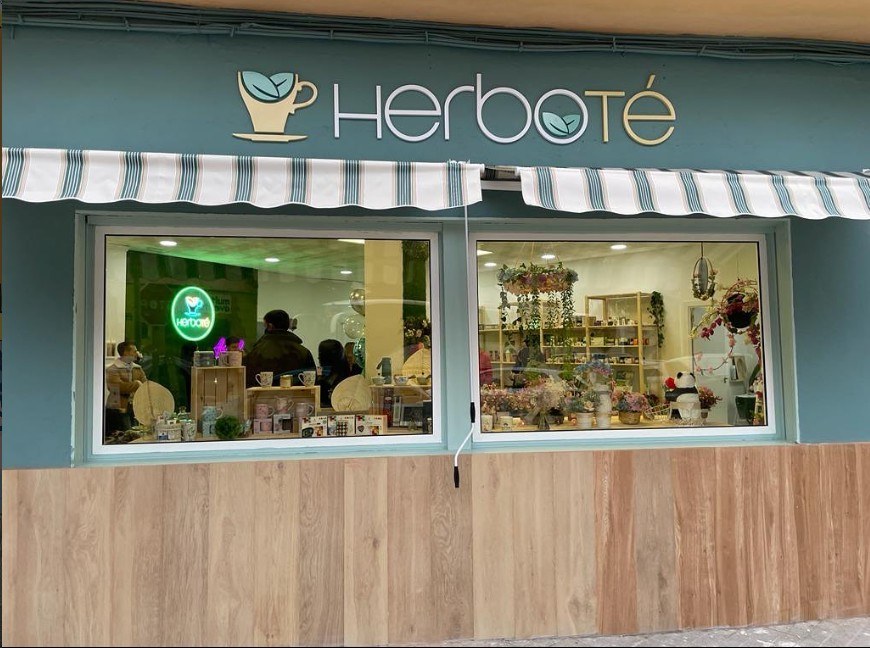 Fachada de Herboté en Av. França, Vila-real, con toldo a rayas